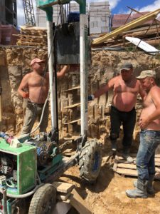 Микросваи в поселке Буча, Киевская область. Точечный фундамент вплотную к существующим конструциям.