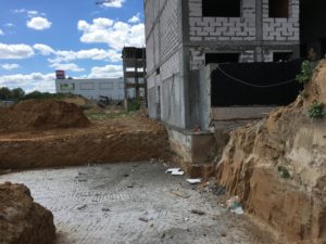 Микросваи в поселке Буча, Киевская область. Точечный фундамент вплотную к существующим конструциям.